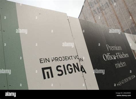 An einem Bauzaun der Baugrube der ehemaligen Gänsemarkt-Passage in der