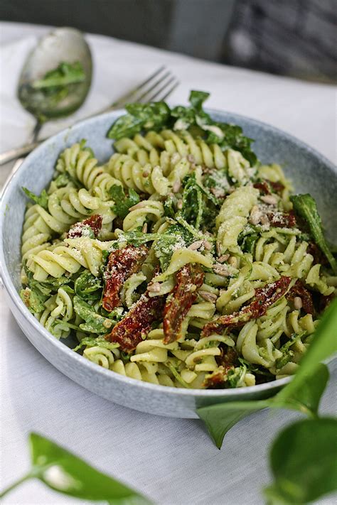 Italienischer Nudelsalat mit selbstgemachtem Pesto glutunfreien Nudeln Rukola getrockneten