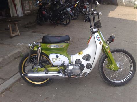 Seat yang dapat dibuka hanya dengan menekan tombol saja, dan terintegrasi dengan honda smart key system sehingga lebih aman. Jap Style Modifikasi: honda supercup street cub
