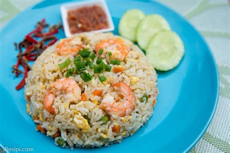 Nasi goreng pattaya, or simply nasi pattaya, is a southeast asian fried rice dish made by covering or wrapping chicken fried rice, in thin fried egg or omelette. Resepi Nasi Goreng Cina