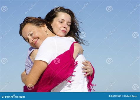 Abrazo Y Madre E Hija Del Abrazo Imagen De Archivo Imagen De Riéndose