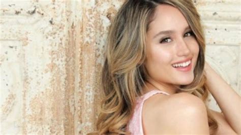 Biodata Cinta Laura Aktris Berparas Cantik Dengan Segudang Prestasi