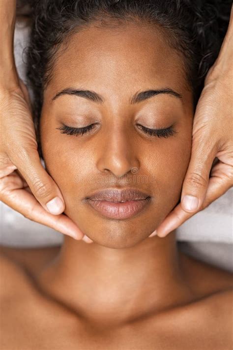 Une Femme Noire Se Fait Masser La Tête Photo Stock Image Du Africain