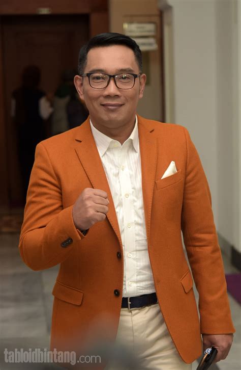 Ridwan Kamil Tampil Gagah Dengan Setelan Jas Berwarna Mustard