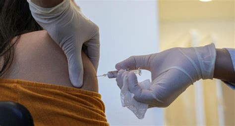 Ahora la empresa china es una de las tres compañías que alcanza la última etapa de la carrera para desarrollar una vacuna contra la enfermedad. Coronavirus | Jiaxing: una ciudad en China lanza vacuna ...