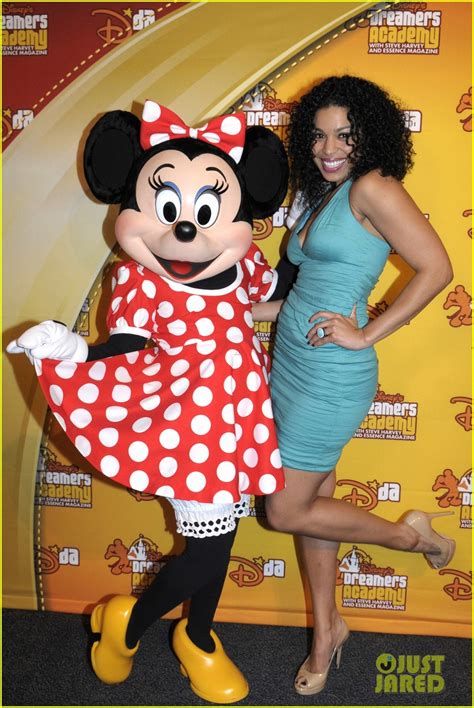 Minnie Mouse Ditching Iconic Red Dress For New Navy Pantsuit Photo 4695593 Disney Stella