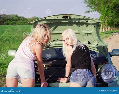 Deux Filles Blondes Sexy Se Tiennent Prêt Le Véhicule Cassé Photo Stock