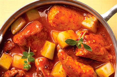 Recuerdo cuando le decía a mí me la sacas antes de ponerla en la salsa y la pobre, por no oírme obedecía. Carne de puerco en salsa de chile morita | Cocina Vital