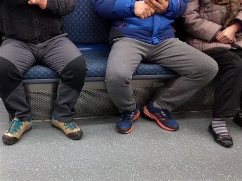 Madri Quer Banir O “manspreading” Em Transportes Públicos Viagem E