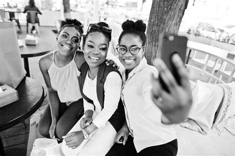 Tres Chicas Afroamericanas Casuales Con Bolsas De Compra De Colores Imagen De Archivo Imagen