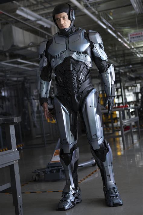 Tv Spots For Robocop With New Footage Geektyrant Robocop Hero