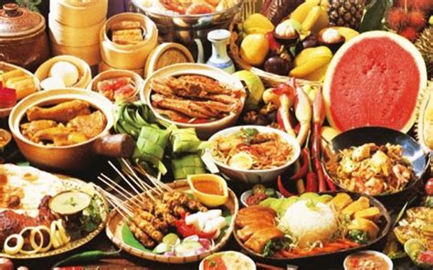 Jumlah kaum terbesar di malaysia adalah kaum melayu, cina dan india. Usaha tarik pelancong… Makanan Malaysia diperkenalkan di ...