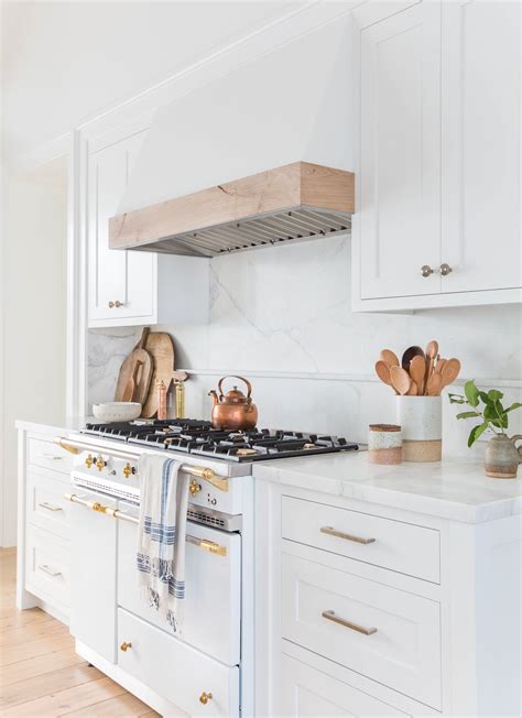 This one stands out completely when it comes to giving you the ultimate door closing and opening experience. Best Hardware for White Kitchen Cabinets 2021 in 2020 | White kitchen design, Interior design ...