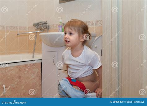 M Dchen Das Auf Toilette Sitzt Stockfoto Bild Von Hygiene M Dchen