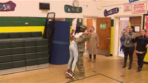 Watch Army Father Surprises Daughter At School After Returning Home From Deployment Klas