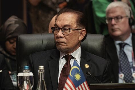 Malaysia Ex Minister Daim Zainuddin Slams Pm Anwar Ibrahim For