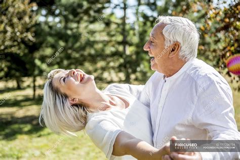 Glückliches älteres Paar Tanzt Draußen — Lachen Optimistisch Stock