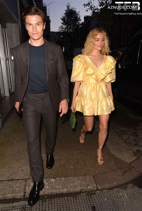 Pixie Lott Sexy Seen Flaunting Her Long Legs At The Bisco Smith Launch