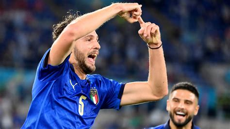Italy 3 0 Switzerland Manuel Locatelli Scores Twice As Azzurri Book