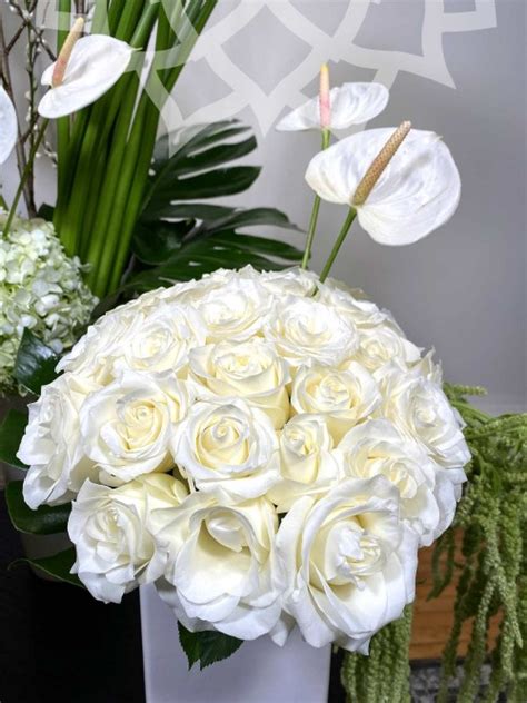 Arreglo de rosas blancas alcatraces hortensias verdes amaranto verde uña de gato y casa blanca