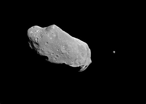 Hari Ini Asteroid Sebesar 2 Lapangan Sepak Bola Meluncur Melewati Bumi