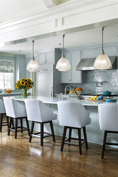 Karena dapur tersebut menggunakan kitchen set dengan warna gelap pada bagian bawah dan lantai dari bahan dasar kayu, sehingga jika tidak ada pencahayaan yang cukup maka dapurmu akan terlihat sangat gelap. 15 Pilihan Warna Cat Dinding Dapur Paling Bagus ...