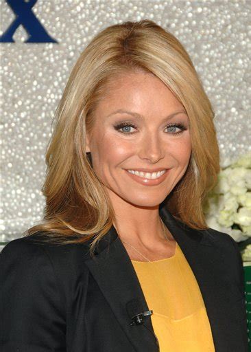 Kelly Ripa Signs New 5 Year Deal For Live Deadline