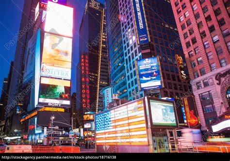 Beleuchtete Werbetafeln Times Square Bei Nacht New Stock Photo