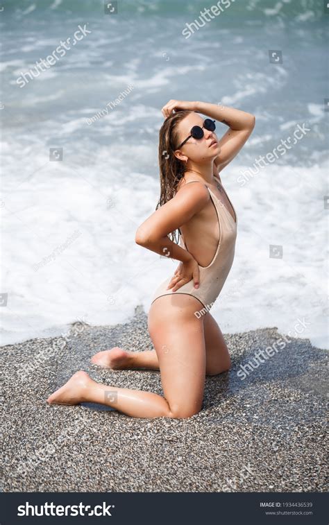 Bikini Billeder Stock Fotos Og Vektorer Shutterstock