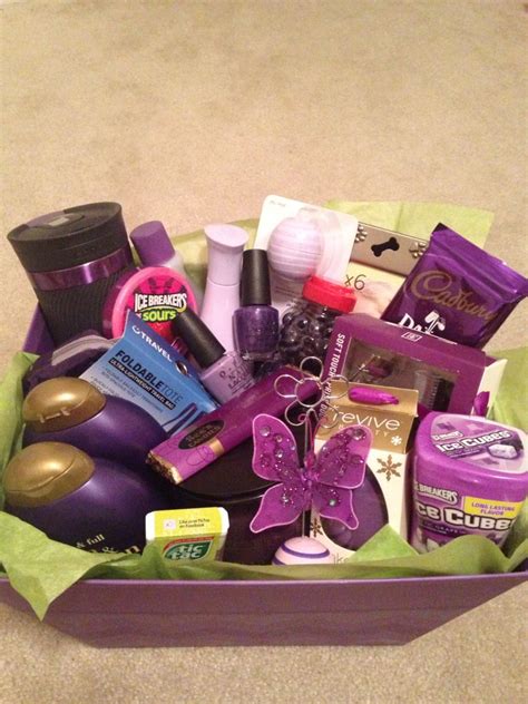 We're sharing the best gift basket ideas. Purple theme gift basket | Christmas gift baskets diy ...