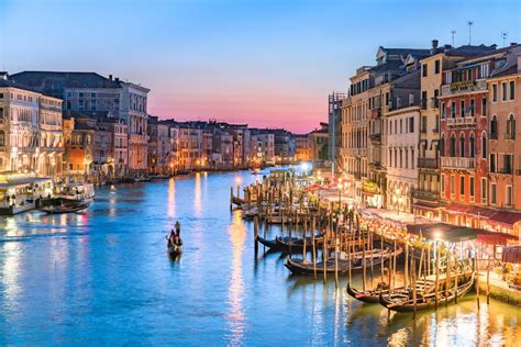 İtalya , zengin kültürü, farklı tatları, romantik tatil destinasyonları, spor araba üretimleri ve sanatlarıyla sürekli kendini anımsatan ülke. Things to Do in October in Venice, Italy
