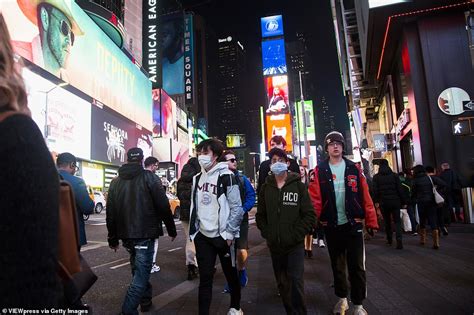 Times Square That Attracts K Visitors A Day Now Lies Deserted In New York S Coronavirus