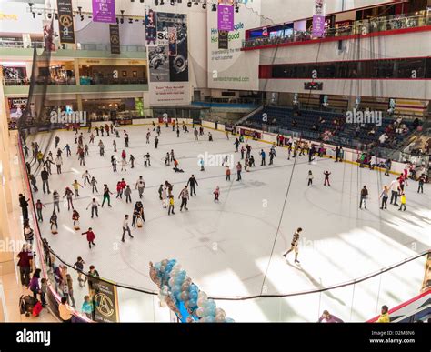 Eislaufen Am Dubai Ice Rink In Der Dubai Mall Dem Weltweit Größten
