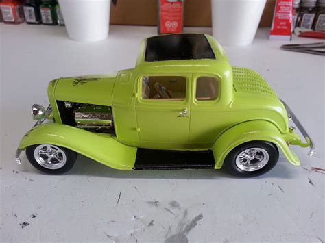 1932 Ford 5 Window Coupe Plastic Model Car Kit 125 Scale