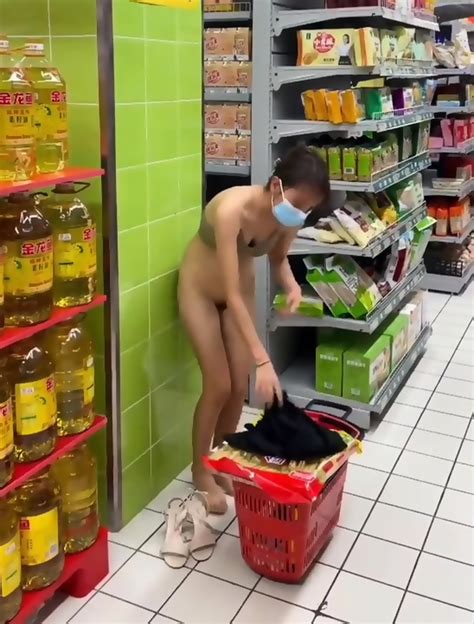 Chica China Se Desnuda Mientras Va De Compras