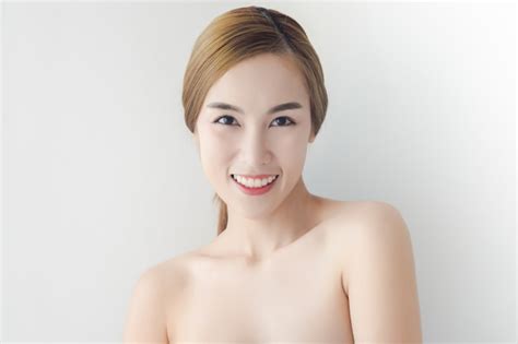 Asiat Avec Maquillage Nude Et épaules Nues Posant à L arrière plan