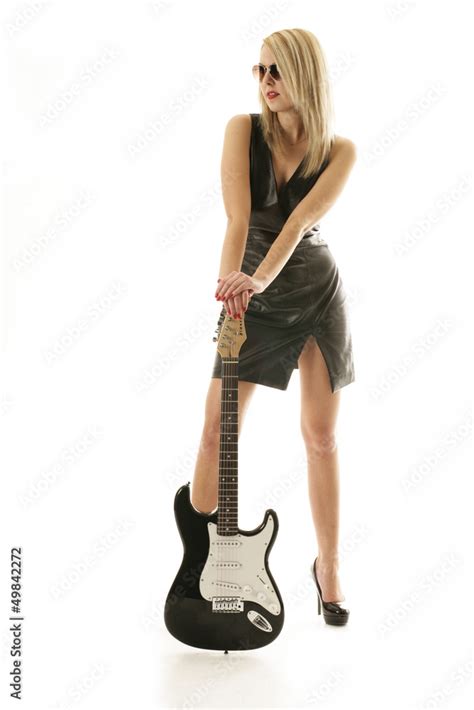 hübsche Frau mit Gitarre Stock Foto Adobe Stock