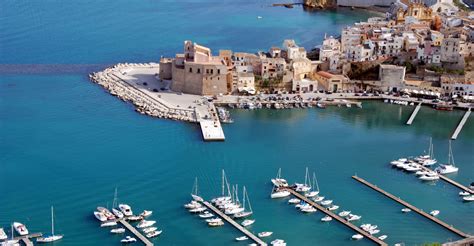Castellammare del Golfo, pittoresco borgo sul mare, in Sicilia