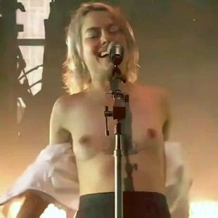 Phoebe Bridgers Nude Tit Flashing In Concert Leaksauce