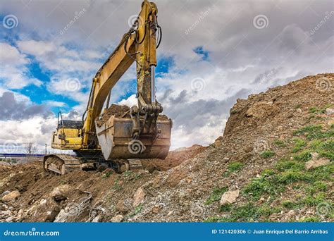 Tierra Del Cargamento Del Excavador Para Realizar Trabajos Del Acuerdo