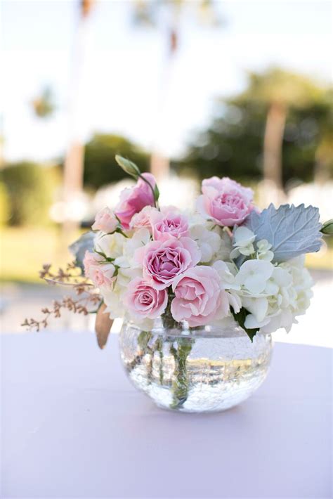 From table centres to wreaths and room decorations, try one of these gorgeous easter themed flower arrangements! Tea Rose and Hydrangea Cocktail Table Centerpiece