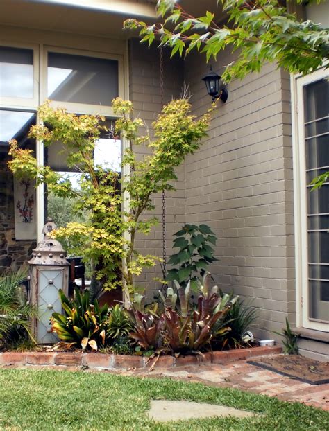 Atriums were built at the entrance or in the center of the home. Thinking about a mid-century garden that complements your mid-century home? | Secret Design Studio