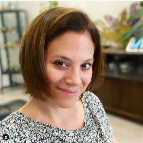 Ahogy a színésznő írta instagram posztjában nyilas mihály frizurára váltott, de láthatóan élvezi az új külsejét, ami érthető is, hiszen nagyon csinos vele. Szinetár Dóra rövid, hullámos haj - nlc.hu