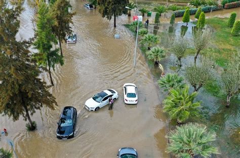 Araçlarda mahsur kalanların yardımına çekiciler yetişti. İzmir sel sularının altında kaldı - SonHaberler