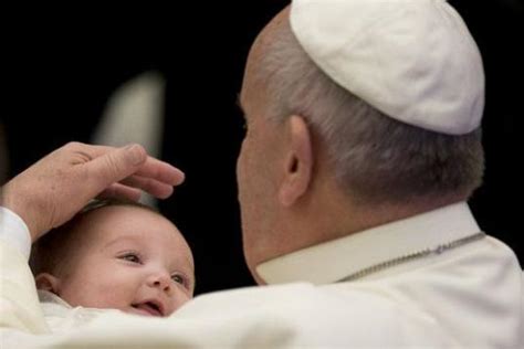 El Papa Francisco Riñe A Los Niños Que Usan El Móvil Mientras Comen Con