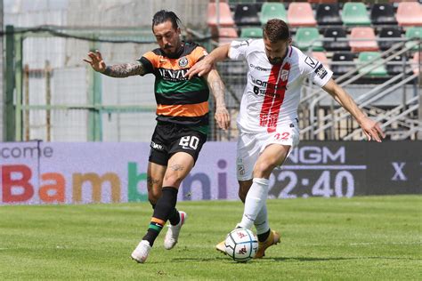 Последние твиты от venezia calcio a 5 (@veneziac5). Calcio, Venezia-Pordenone 0-0: gol annullato ad Aramu ...