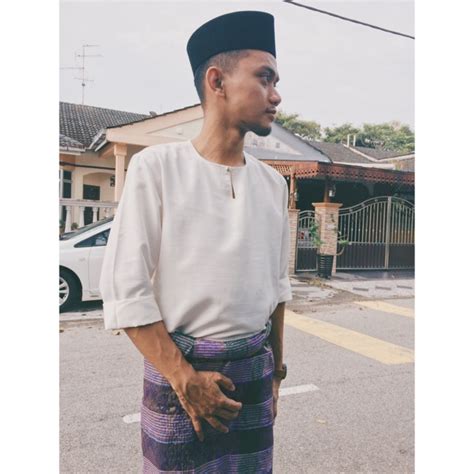 The baju kurung teluk belanga originated, as its name implies, from teluk belanga, in the island of singapore, which was previously the capital of the state of johor. 32 Model Terkini Baju Kurung Teluk Belanga Tulang Belut ...