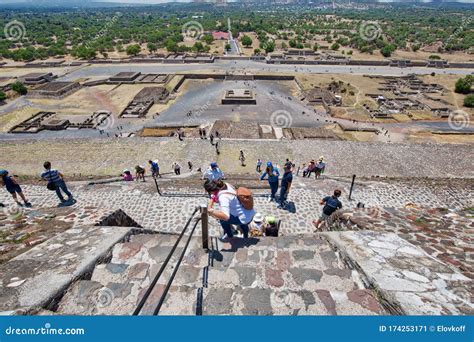 Mexico City Mexico 21 April 2018 Tourists Climbing Landmark Ancient