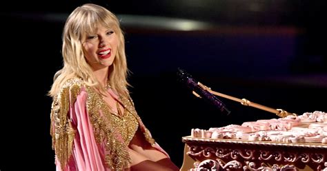 What started as something as simple as taylor swift and joe alwyn sitting together at this year's golden globes (their first official public outing the two, who were, until now, known for keeping their relationship out of the headlines and away from cameras, were seen kissing and hugging during the. Taylor Swift Hugs Joe Alwyn In Miss Americana Trailer