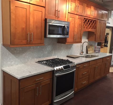 Maple kitchen cabinets add spark to your kitchen remodeling project. Honey Maple Shaker Kitchen Cabinets Photo Album